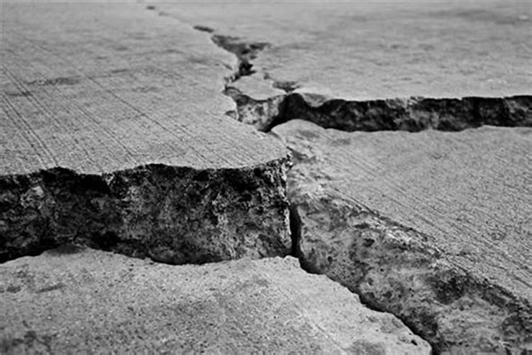 梦见地震后地表有大裂缝