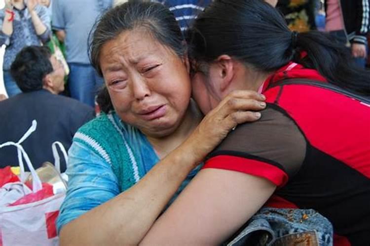 梦见遭遇地震后亲人都还在救我们