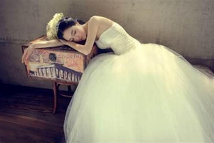 梦见自己穿着白色的婚纱结婚好吗