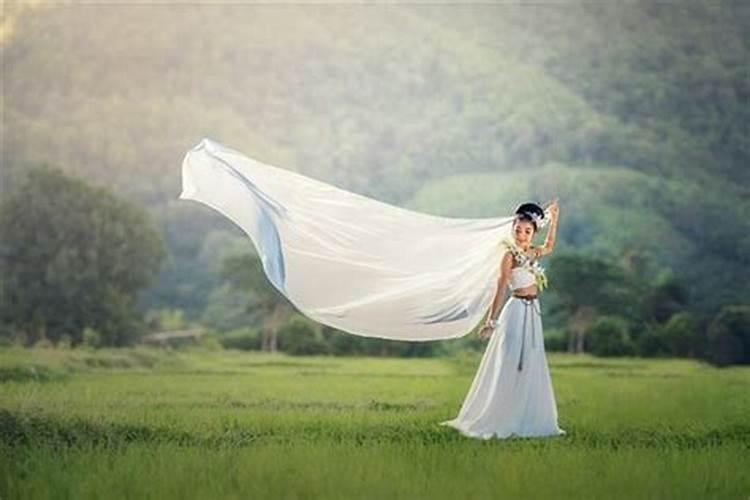 梦见自己结婚穿白纱