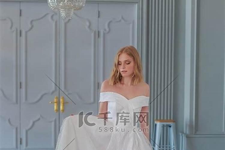 梦见自己穿着白色婚纱,走进了正在布置的婚房
