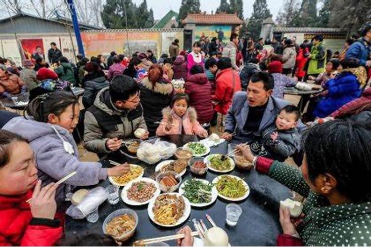 梦见办酒席吃饭时打开大门就是寺庙了