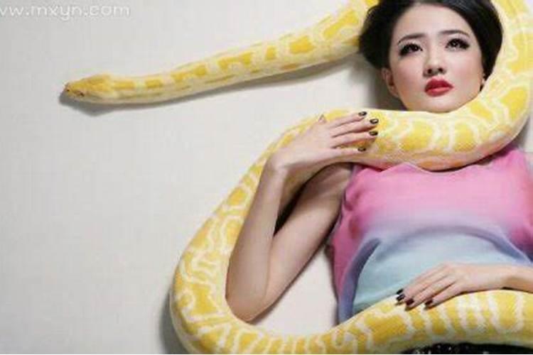 女子梦见蛇缠身上什么预兆
