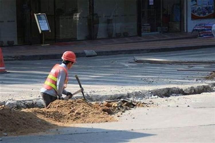 自己梦见坐车修路