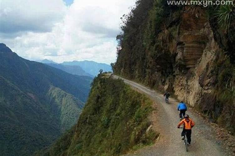 梦见骑摩托车下山的路很陡峭