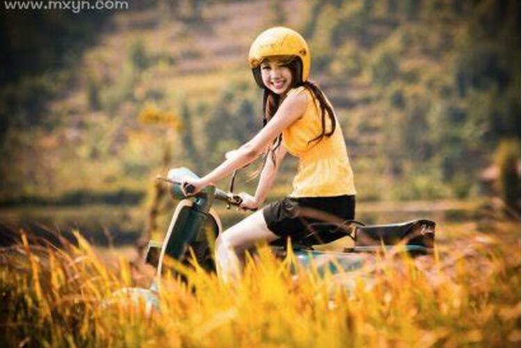 女人梦到自己骑摩托车上坡