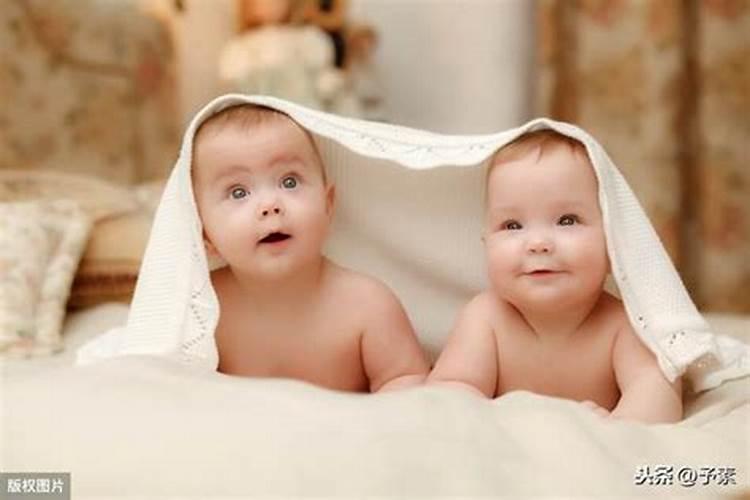 孕妇梦见自己生一对双胞胎男孩