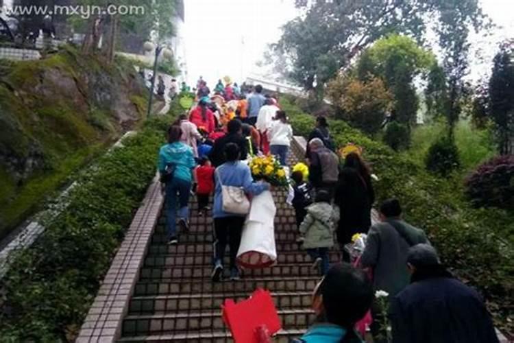 梦见下雨上坟是什么意思