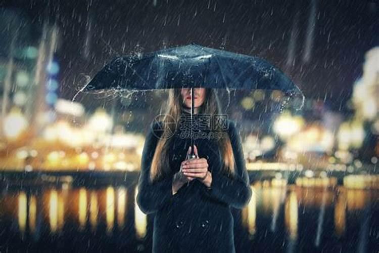 女人梦见下大雨打着伞