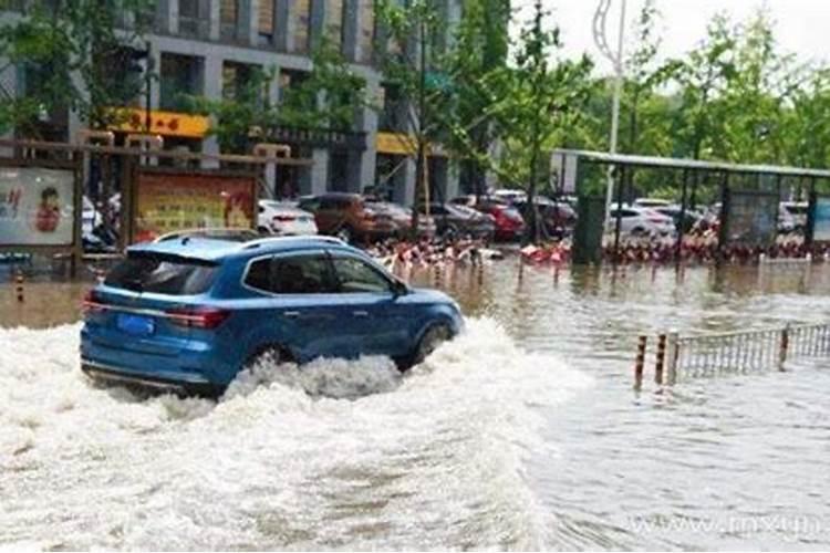 梦见雨水把坟冲垮了