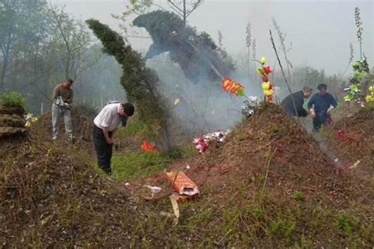 梦见雨水把坟冲垮了什么意思