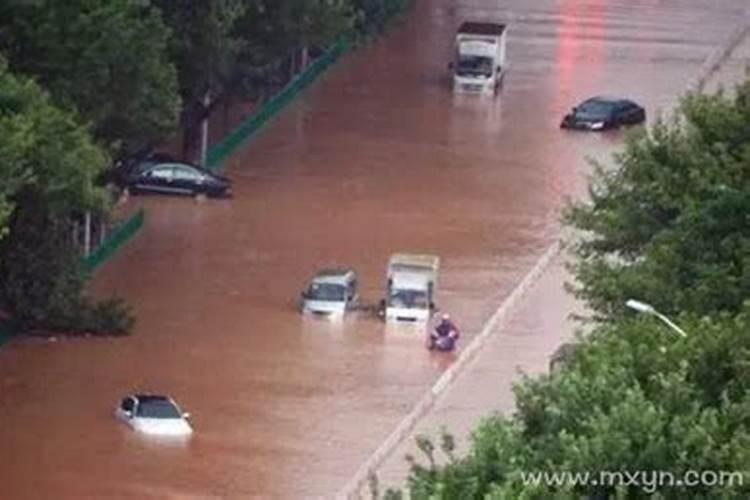 梦见雨水把坟冲垮了啥意思