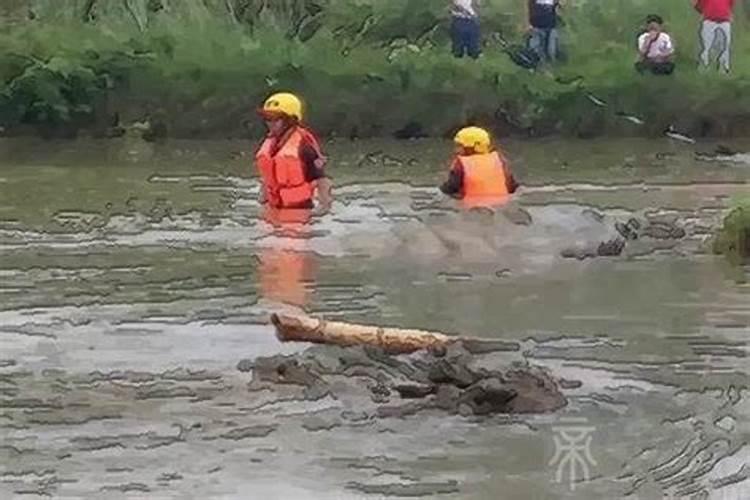 梦见坟被雨水冲塌了