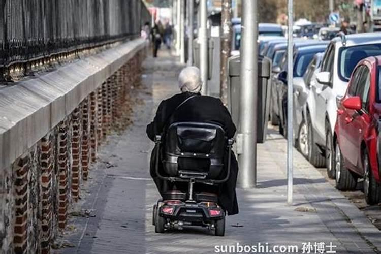 梦见一位不认识的老人来我家