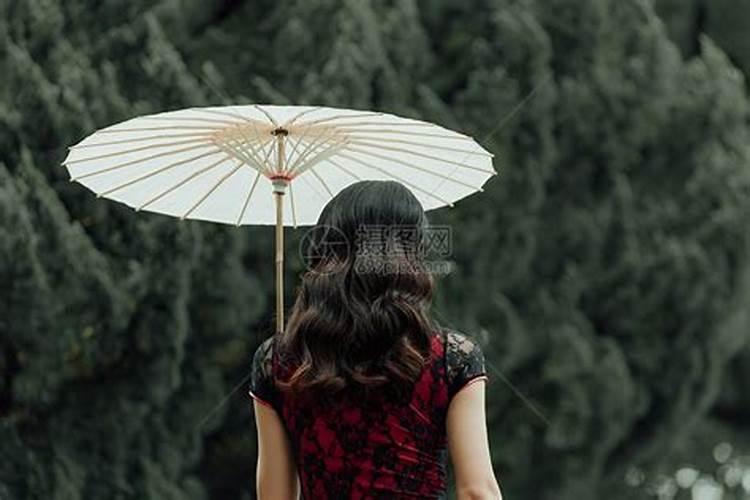 女人梦见打着一把大雨伞