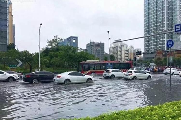 梦见涨洪水，我从水里面过去了