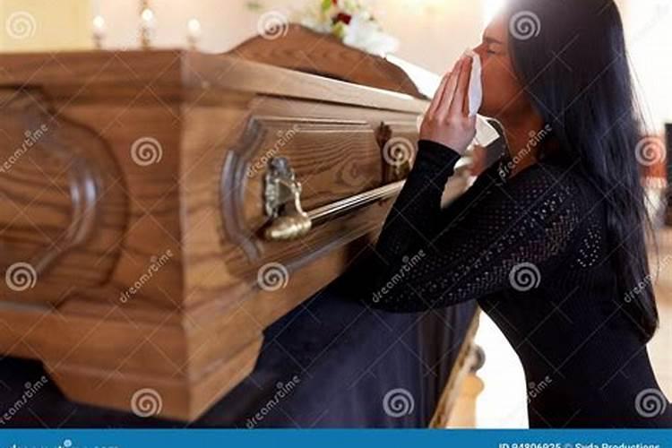 梦见已故的奶奶在棺材里哭