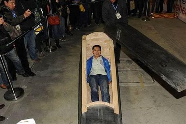 梦见死人躺在棺材里没死