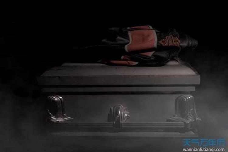 梦到人死了躺在棺材里是什么意思呀