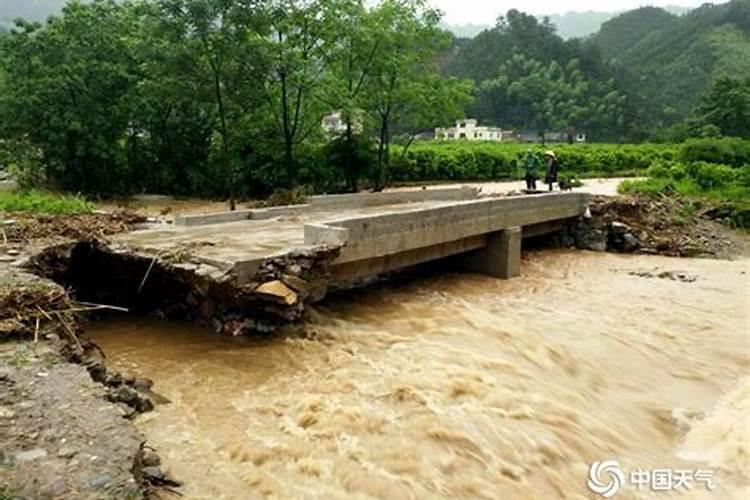 梦见突然水涨起来,非常大淹没公路