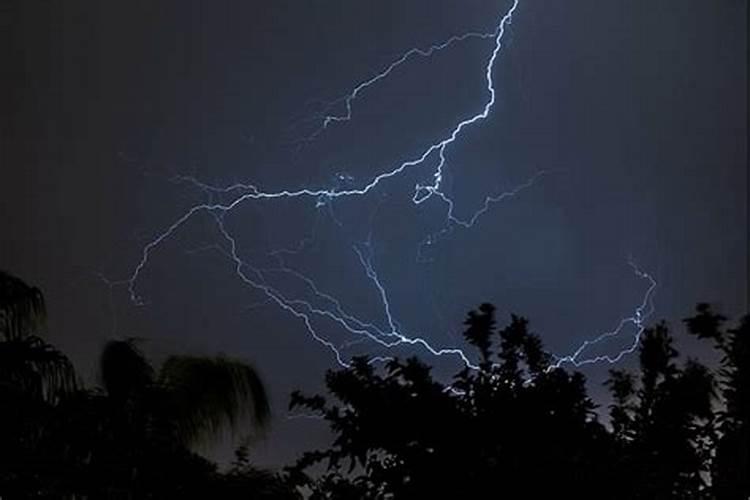 梦见雷电交加预兆什么