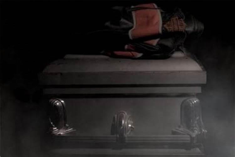 女人梦见棺材里装着一个死人