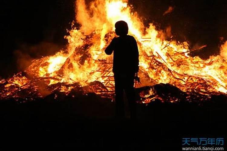 梦到起火了扑不灭什么意思呀