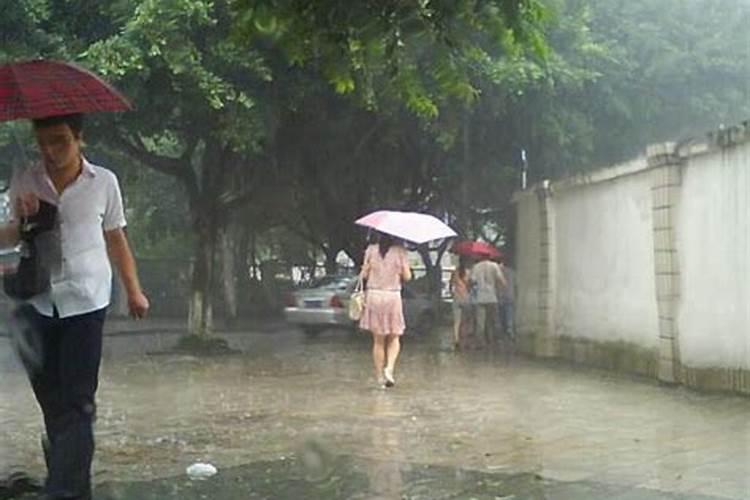 梦到下大雨发大水是什么意思