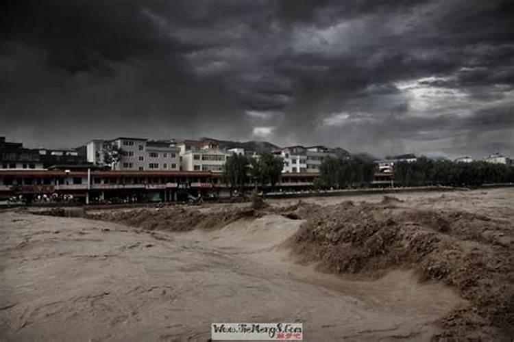 孕妇梦见大暴雨是什么意思周公解梦