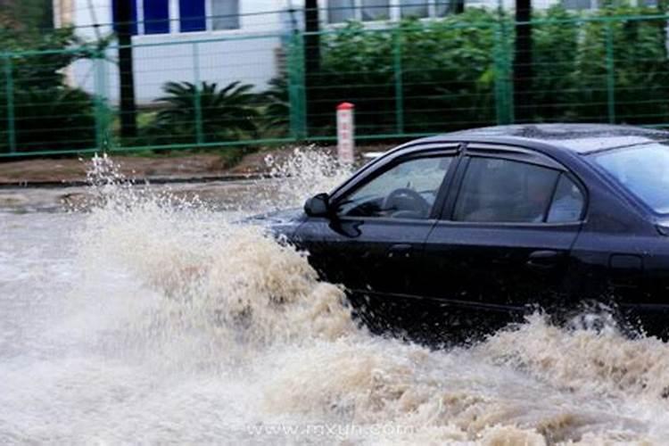 梦见暴雨发大水是什么意思