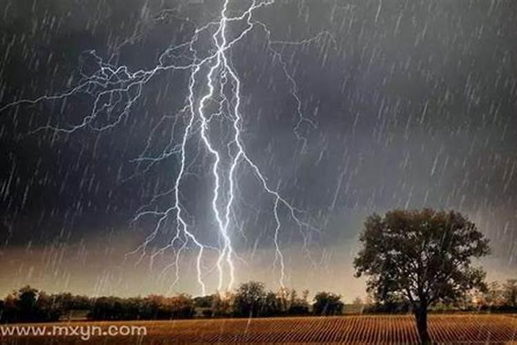 梦见很大的暴雨和闪电预示什么