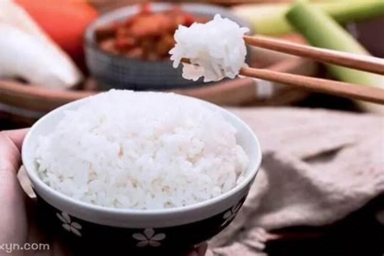 梦见煮米饭吃米饭