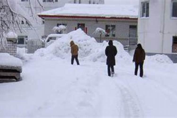 女人梦见下大雪是什么意思