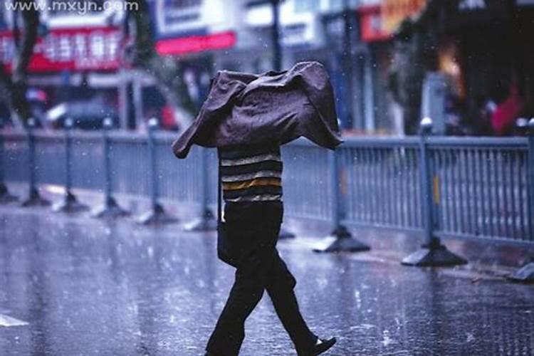 女人梦见下大雨淋湿棉被