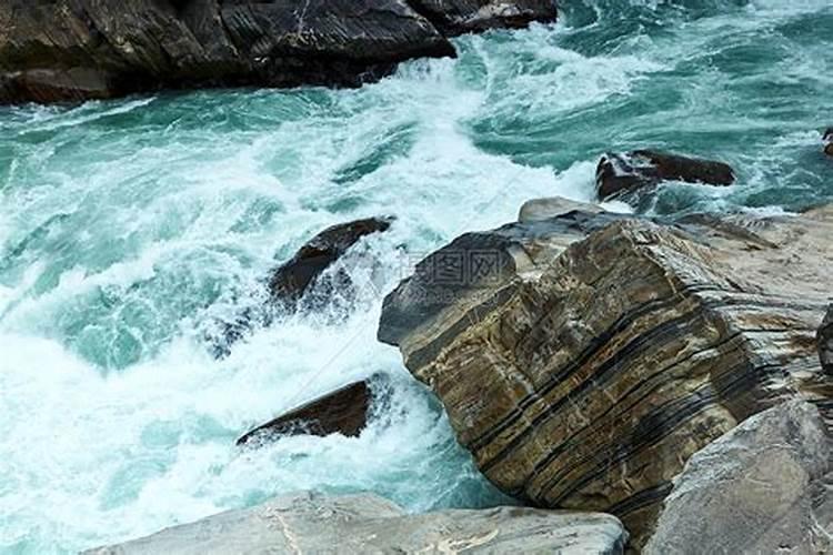 梦到水流湍急浑浊的河水