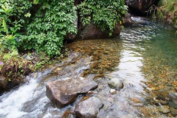 梦见水流动缓慢了