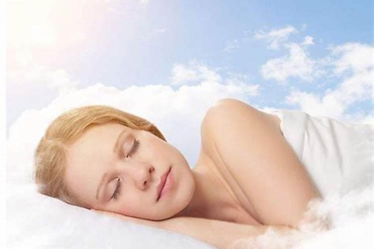 梦见和女朋友裸睡是什么意思？梦见一个裸睡的女人