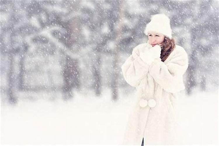女人梦见下雪是什么征兆,刚好被闹钟吵醒