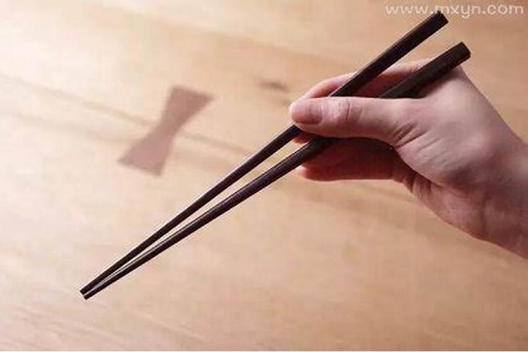 梦见吃饭筷子断了什么意思