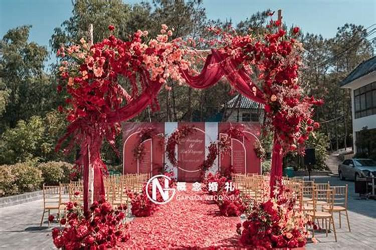 梦见婚礼场景是红色的花是啥意思啊