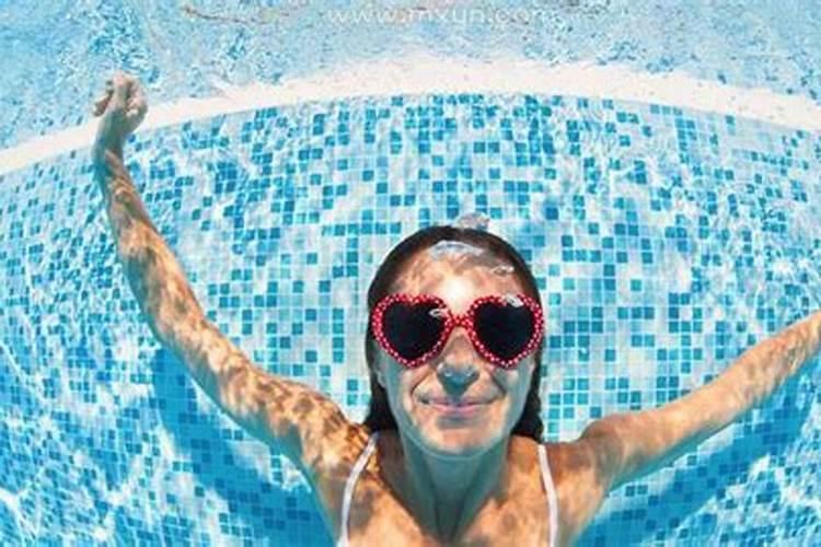 女人梦见自己游泳是什么预兆