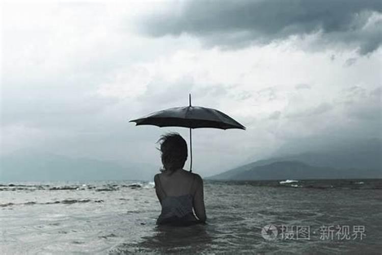 女人梦见在暴风雨中奔跑