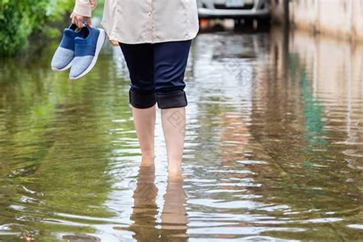 女人梦见自己在大雨中行走