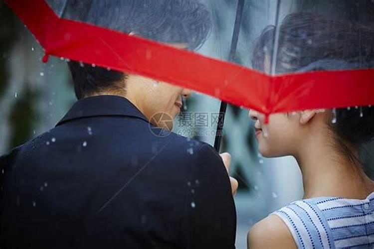 女人梦见自己冒雨前行身边有异性撑伞