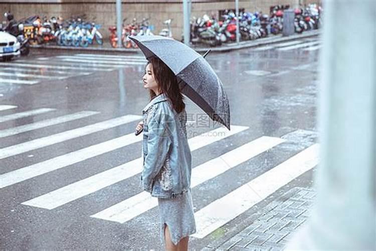 女人梦见自己撑伞在雨中走