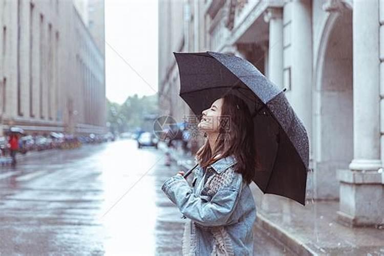 女人梦见自己撑伞在雨中走