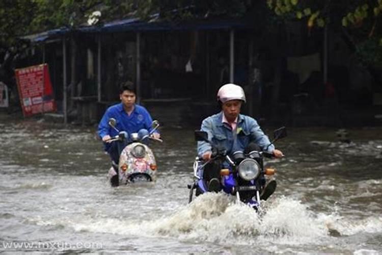 女人梦见暴雨成河