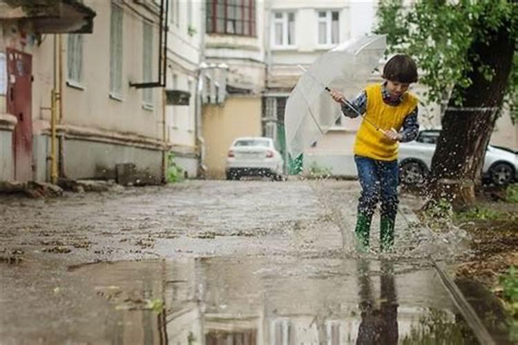 女人梦见下雨好多水