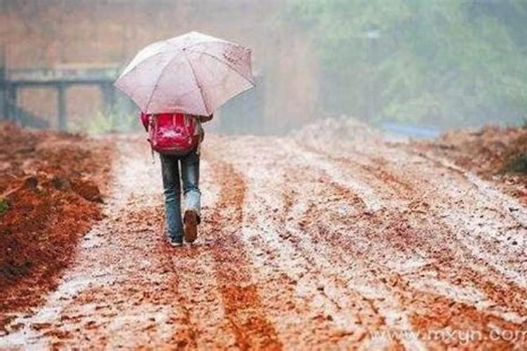 女人梦见下雨道路泥泞难走