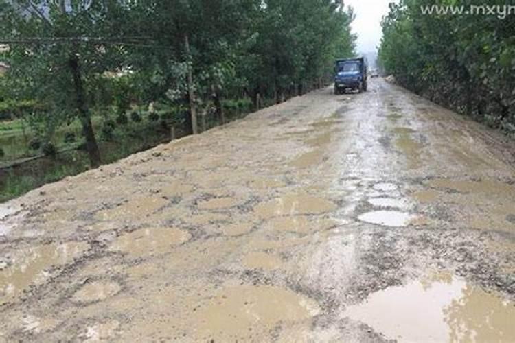 梦见下雨走泥巴路